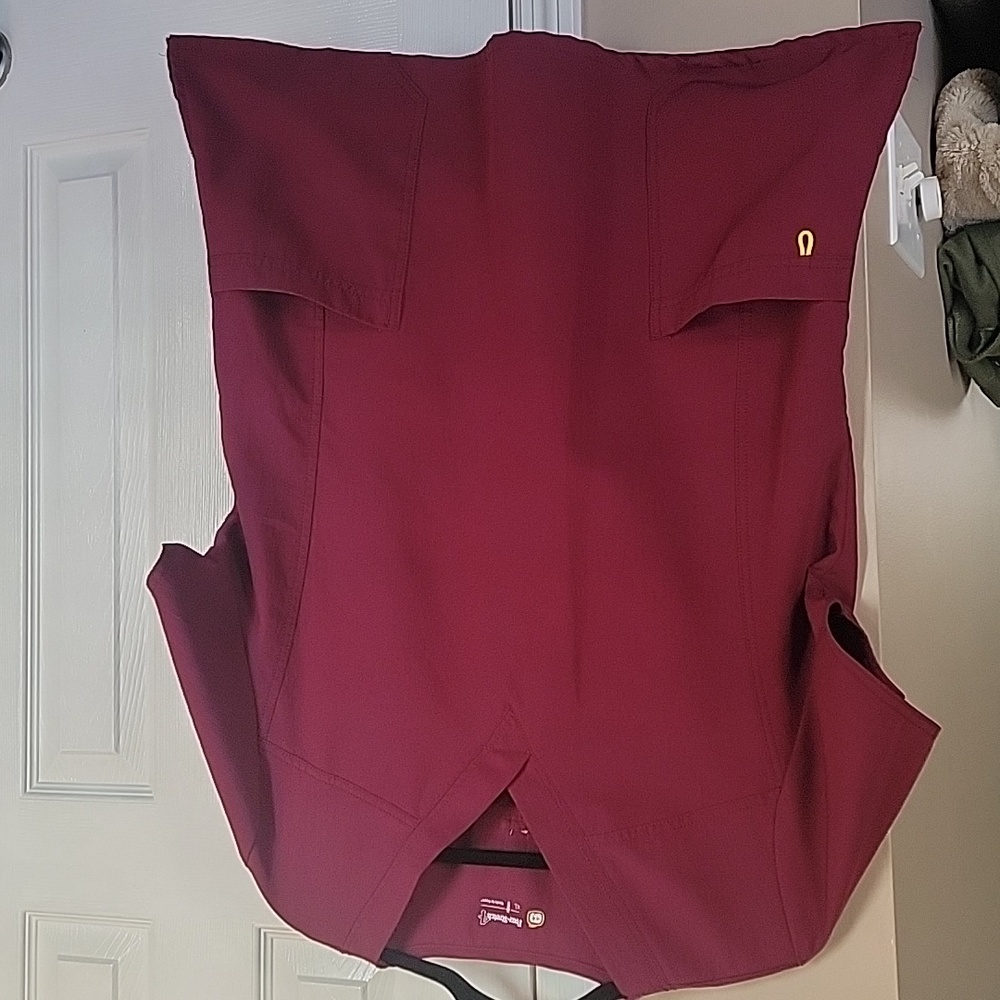 WonderWink maroon scrub top XL- Small stain on back.
